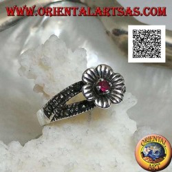 Silberring in Form einer Blume mit rundem Naturgranat in der Mitte auf zwei Reihen Markasit