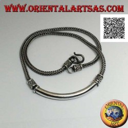 Square interweaving silver necklace with smooth central tubular plate and decorative serpentine inserts