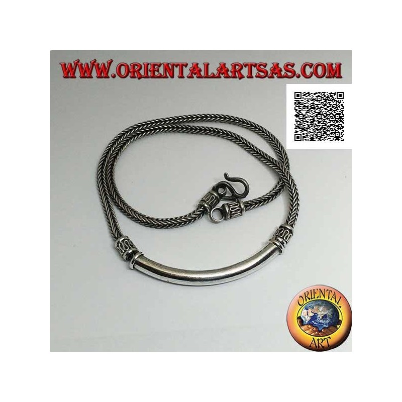 Quadratische, miteinander verwobene Silberkette mit glatter, rohrförmiger Mittelplatte und dekorativen Serpentineneinsätzen