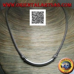 Collar cuadrado de plata entrelazada con placa tubular central lisa e inserciones decorativas en forma de serpentina