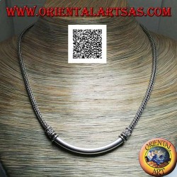 Collar cuadrado de plata entrelazada con placa tubular central lisa e inserciones decorativas en forma de serpentina