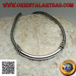 Quadratische, miteinander verwobene Silberkette mit glatter, rohrförmiger Mittelplatte und dekorativen Serpentineneinsätzen