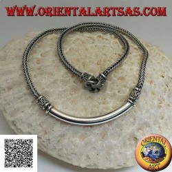 Collar cuadrado de plata entrelazada con placa tubular central lisa e inserciones decorativas en forma de serpentina