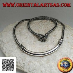 Collar cuadrado de plata entrelazada con placa tubular central lisa e inserciones decorativas en forma de serpentina