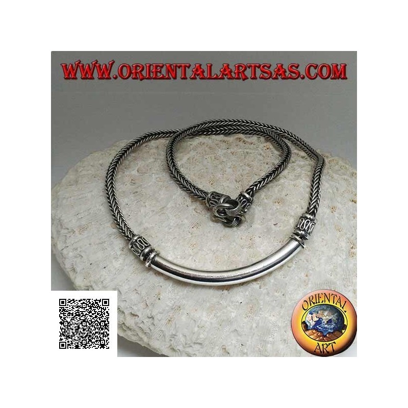 Collar cuadrado de plata entrelazada con placa tubular central lisa e inserciones decorativas en forma de serpentina
