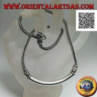 Collana in argento intreccio squadrato con piastra tubolare liscia centrale e inserti decorativi a serpentina