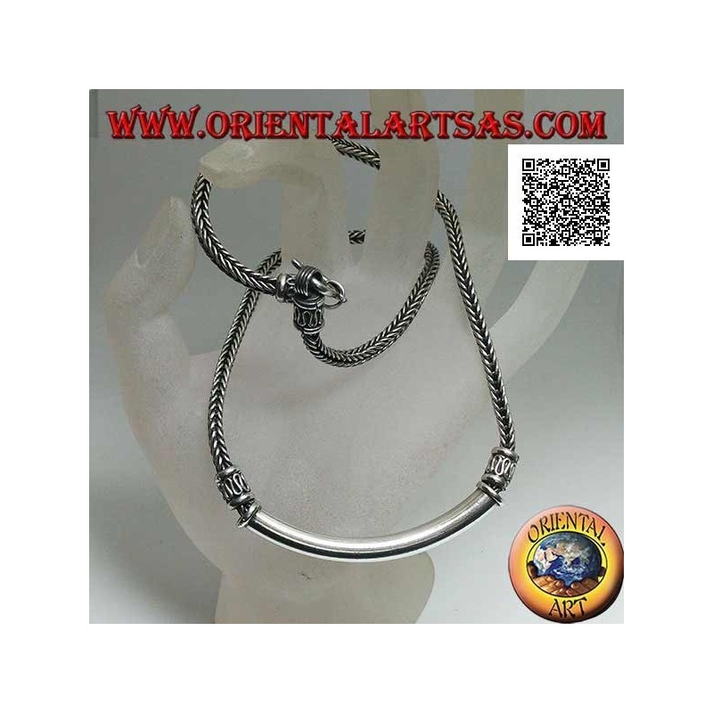 Collier carré en argent entrelacé avec plaque tubulaire centrale lisse et inserts décoratifs en serpentine
