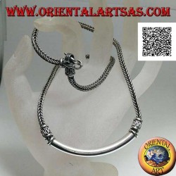 Collar cuadrado de plata entrelazada con placa tubular central lisa e inserciones decorativas en forma de serpentina