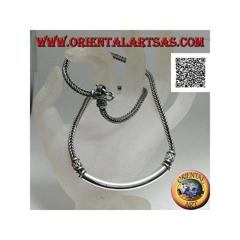 Collar cuadrado de plata entrelazada con placa tubular central lisa e inserciones decorativas en forma de serpentina