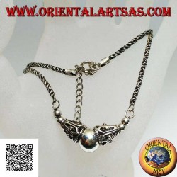 Collier en argent avec lien enroulé avec sphère centrale lisse entre deux cônes décorés