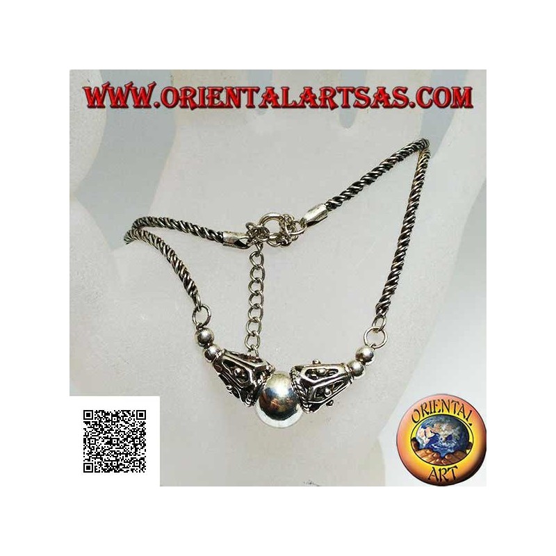 Collier en argent avec lien enroulé avec sphère centrale lisse entre deux cônes décorés