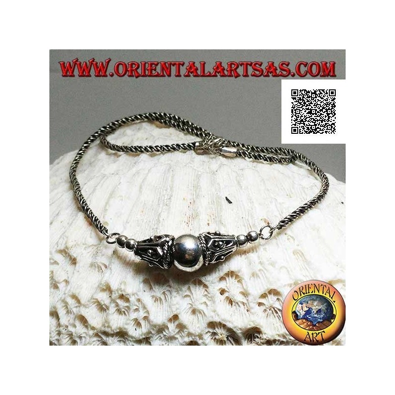 Collar de plata con eslabón enrollado con esfera central lisa entre dos conos decorados