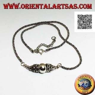 Collier en argent avec lien enroulé avec sphère centrale lisse entre deux cônes décorés