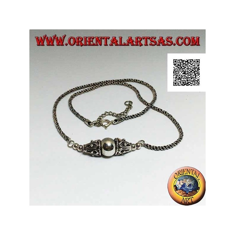 Collar de plata con eslabón enrollado con esfera central lisa entre dos conos decorados