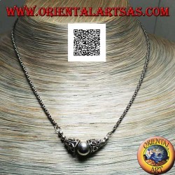 Collar de plata con eslabón enrollado con esfera central lisa entre dos conos decorados