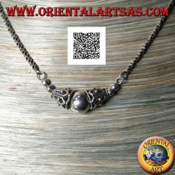 Collier en argent avec lien enroulé avec sphère centrale lisse entre deux cônes décorés