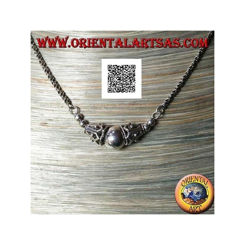 Collana in argento a maglia arrotolata con sfera liscia centrale tra due coni decorati