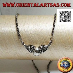 Collier en argent avec lien enroulé avec sphère centrale lisse entre deux cônes décorés