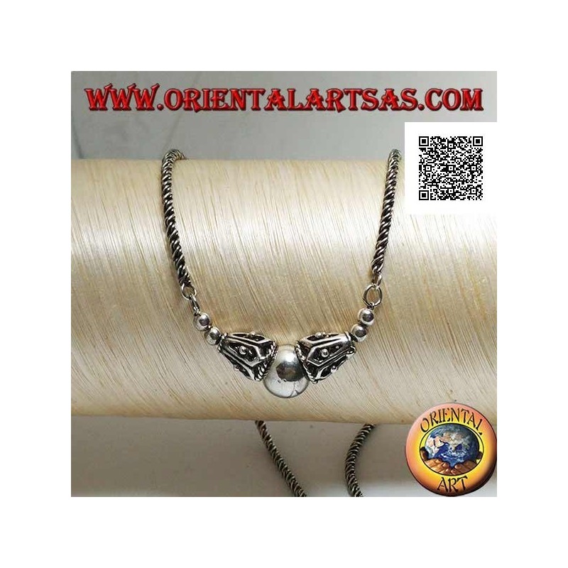Collana in argento a maglia arrotolata con sfera liscia centrale tra due coni decorati