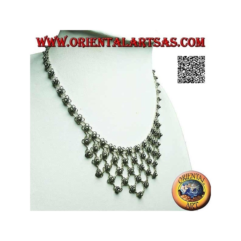 Collier ras de cou en argent de fleurs enchaînées à décor floral sur la poitrine