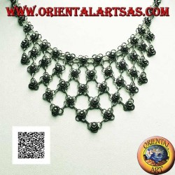 Collier ras de cou en argent de fleurs enchaînées à décor floral sur la poitrine