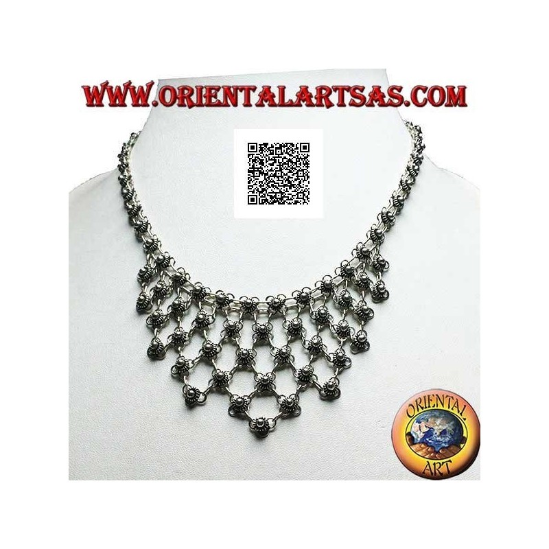 Collana in argento a girocollo di fiorellini concatenati  con decorazione floreale sul petto