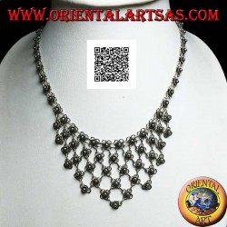 Collier ras de cou en argent de fleurs enchaînées à décor floral sur la poitrine