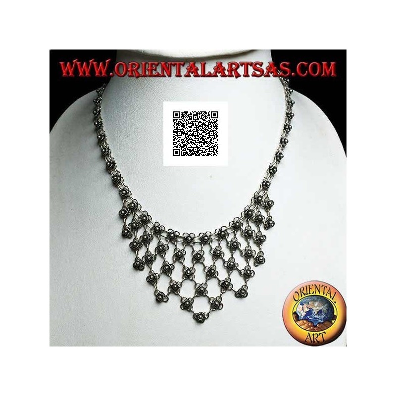 Collana in argento a girocollo di fiorellini concatenati  con decorazione floreale sul petto