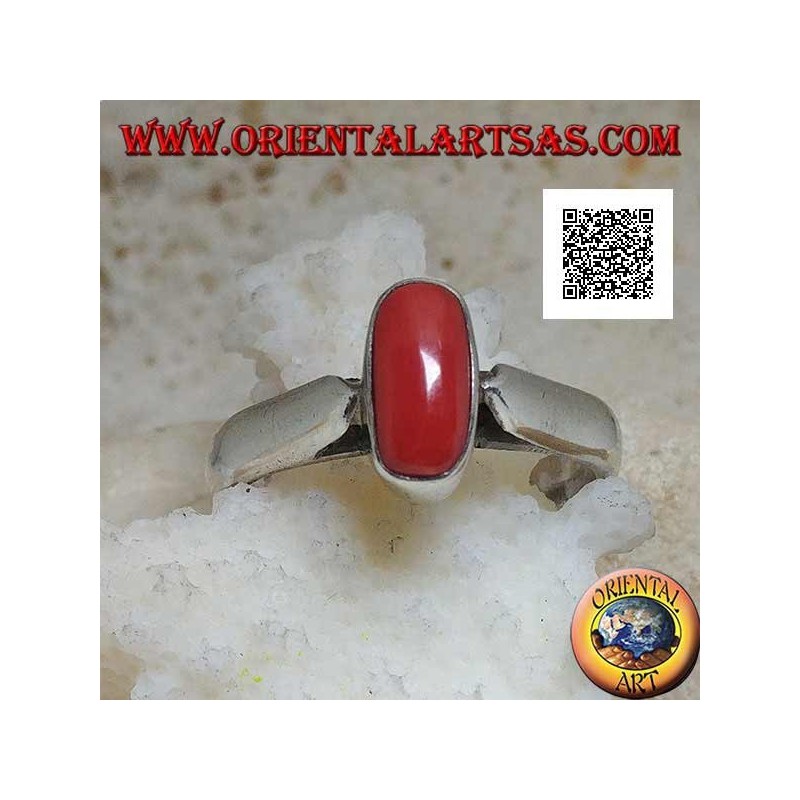 Anillo de plata con coral tibetano antiguo ovalado en relieve en un entorno sencillo