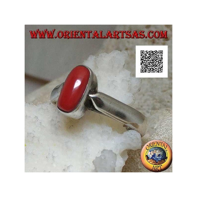 Anillo de plata con coral tibetano antiguo ovalado en relieve en un entorno sencillo