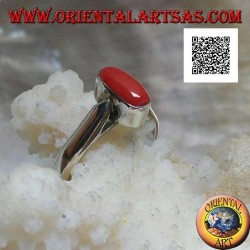 Anillo de plata con coral tibetano antiguo ovalado en relieve en un entorno sencillo