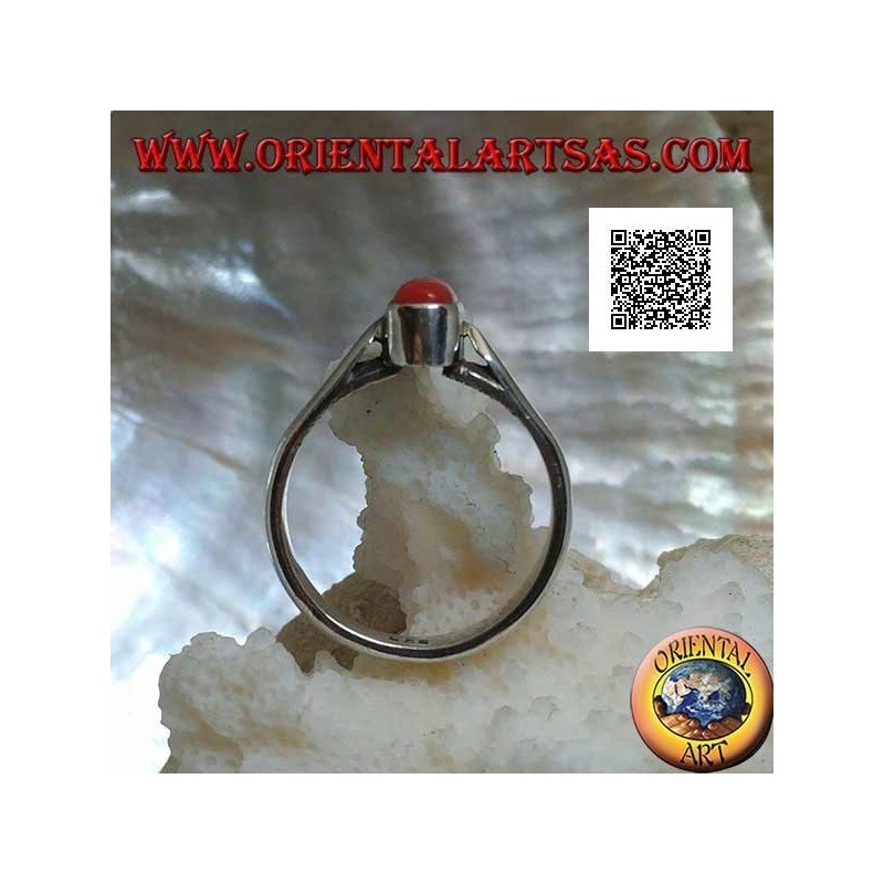 Anillo de plata con coral tibetano antiguo ovalado en relieve en un entorno sencillo