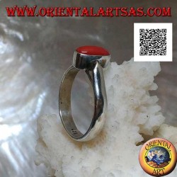 Anillo de plata con coral tibetano antiguo ovalado en relieve en un entorno sencillo