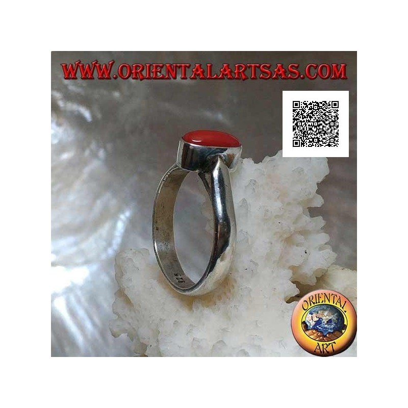 Anillo de plata con coral tibetano antiguo ovalado en relieve en un entorno sencillo