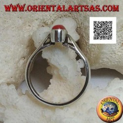 Anillo de plata con coral tibetano antiguo ovalado en relieve en un entorno sencillo