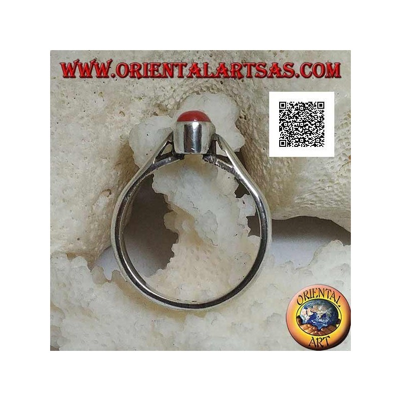 Anillo de plata con coral tibetano antiguo ovalado en relieve en un entorno sencillo