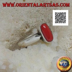 Anillo de plata con coral tibetano antiguo ovalado en relieve en un entorno sencillo