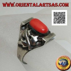 Anillo de plata con coral tibetano antiguo ovalado en entorno nepalí con hojas de arce en los lados