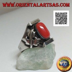 Anillo de plata con coral tibetano antiguo ovalado en entorno nepalí con hojas de arce en los lados