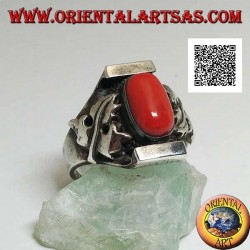Anillo de plata con coral tibetano antiguo ovalado en entorno nepalí con hojas de arce en los lados