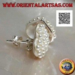 Pendientes de plata con lóbulos en forma de corazón tachonados con cuentas