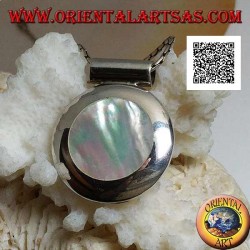 Pendentif en argent avec nacre ronde sur cadre latéral lisse et crochet tubulaire
