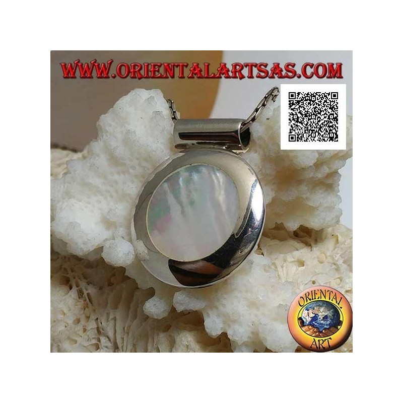Silver pendant with round mother of pearl on smooth side frame and tubular hook