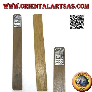 Marcador de madera de teca con placa de alpaca o plata decorado con conejo (estrecho)