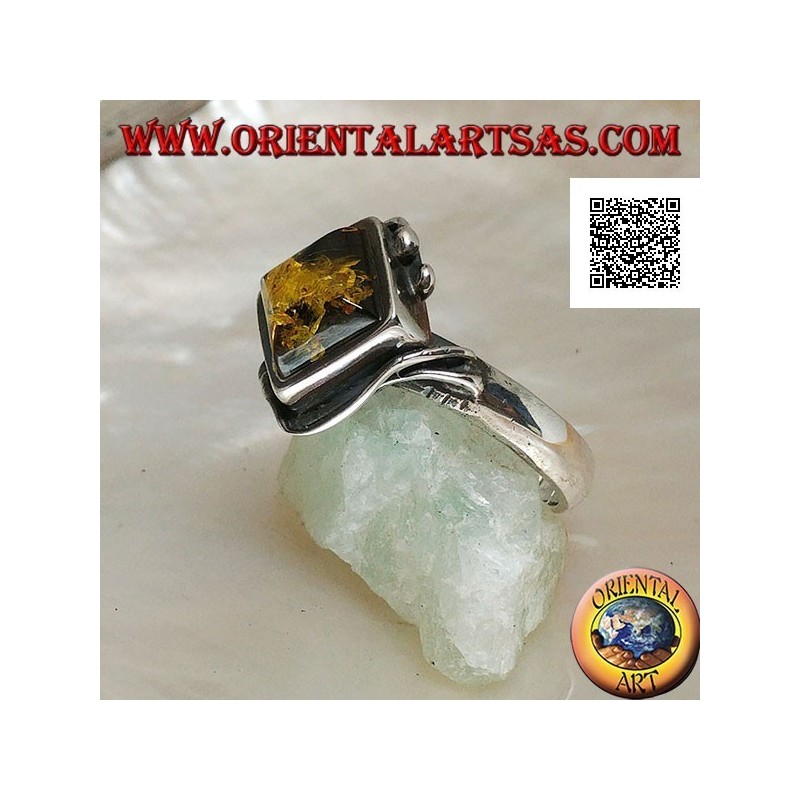 Anello in argento con ambra verde quadrata montata a rombo e due fili sui bordi