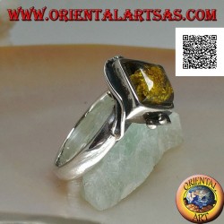 Bague en argent avec ambre vert carré monté dans un losange et deux fils sur les bords