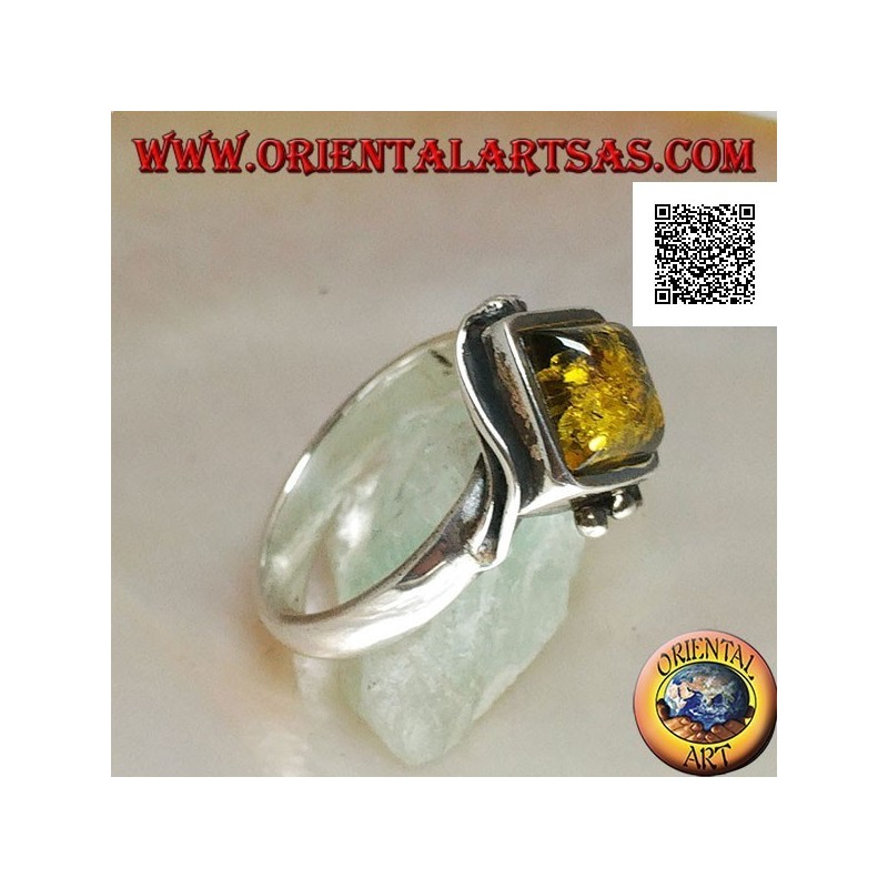 Anello in argento con ambra verde quadrata montata a rombo e due fili sui bordi
