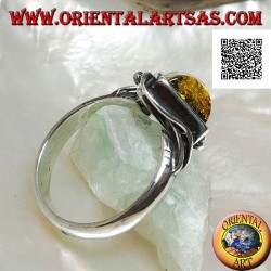 Bague en argent avec ambre vert carré monté dans un losange et deux fils sur les bords