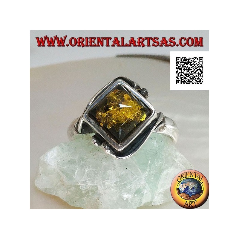 Anello in argento con ambra verde quadrata montata a rombo e due fili sui bordi