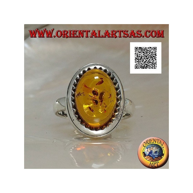 Anello in argento con ambra ovale cabochon rialzato contornata da triangolini